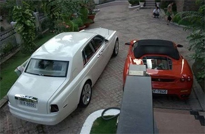 Căn biệt thự của gia đình Nguyễn Quốc Cương ở Pleiku, Gia Lai, từng rất nổi tiếng bởi nó là nơi chứa rất nhiều bộ sưu tập siêu xe vào loại hiếm ở Việt Nam. 