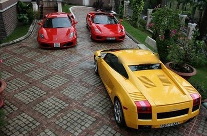 Sân vườn chứa toàn siêu xe hiếm thấy ở Việt Nam 