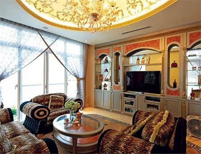 Mai Thu Huyền dành khoảng không gian rộng rãi cho phòng khách để tiếp đãi khách, bạn bè thật chu đáo.