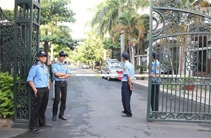 Phía ngoài ngôi biệt thự sang trọng của chồng Jennifer Phạm nằm trong khu biệt thự Him Lam quận Tân Bình – TP.HCM