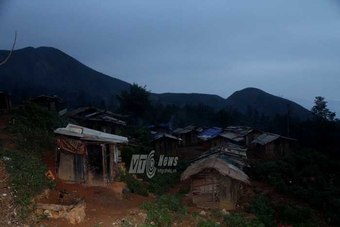 Độc đáo lớp học sáng đèn giữa đêm đại ngàn Tây Bắc