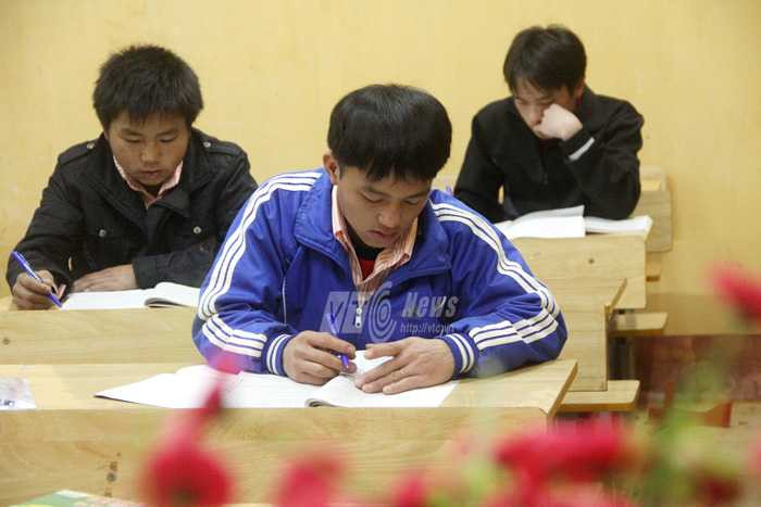 Độc đáo lớp học sáng đèn giữa đêm đại ngàn Tây Bắc