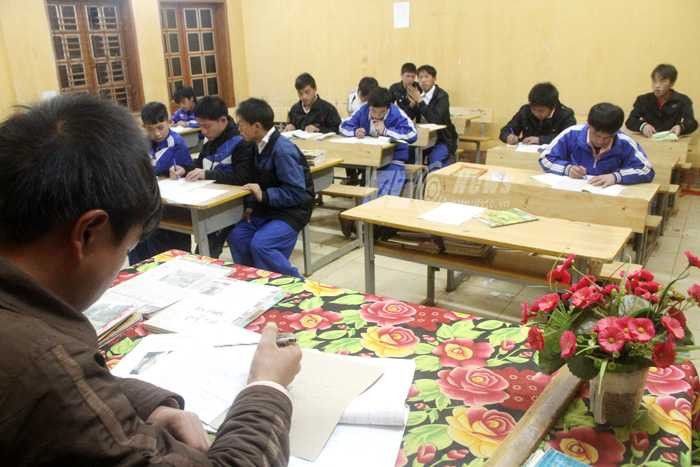 Độc đáo lớp học sáng đèn giữa đêm đại ngàn Tây Bắc