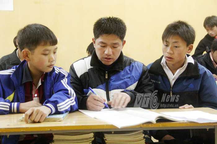 Độc đáo lớp học sáng đèn giữa đêm đại ngàn Tây Bắc