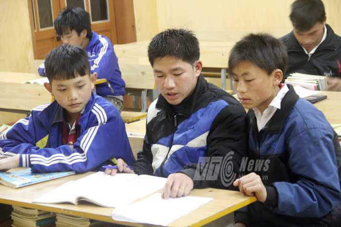 Độc đáo lớp học sáng đèn giữa đêm đại ngàn Tây Bắc