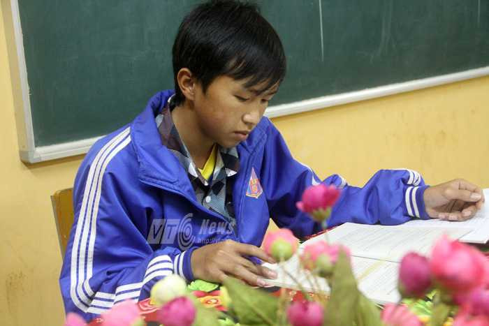 Độc đáo lớp học sáng đèn giữa đêm đại ngàn Tây Bắc