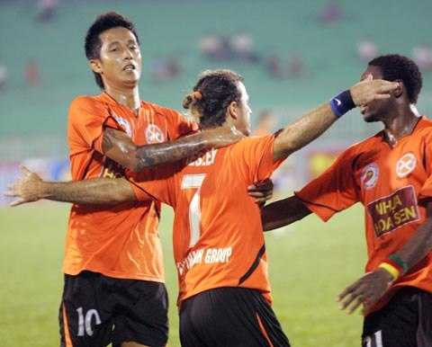 Dòng tiền V-League chảy vào túi ai?