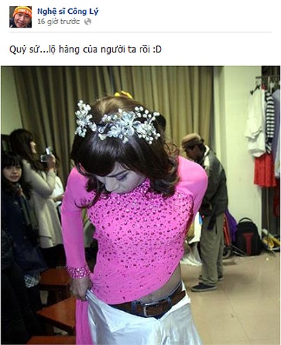 Công Lý... lộ hàng. Bức ảnh vui vẻ chụp trong hậu trường đêm ghi hình Táo quân được Công Lý đăng lên trang facebook cá nhân với lời bình luận rất... chị Đẩu.