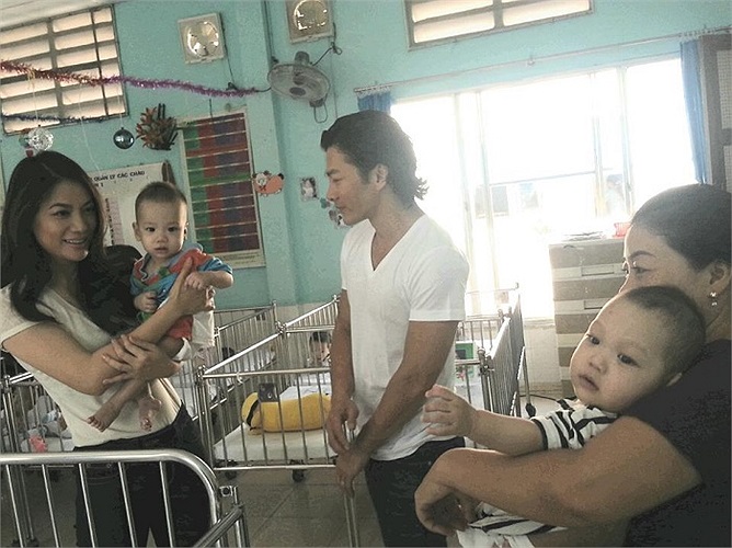 Hình ảnh đẹp của Trương Ngọc Ánh - Trần Bảo Sơn khi đi làm từ thiện