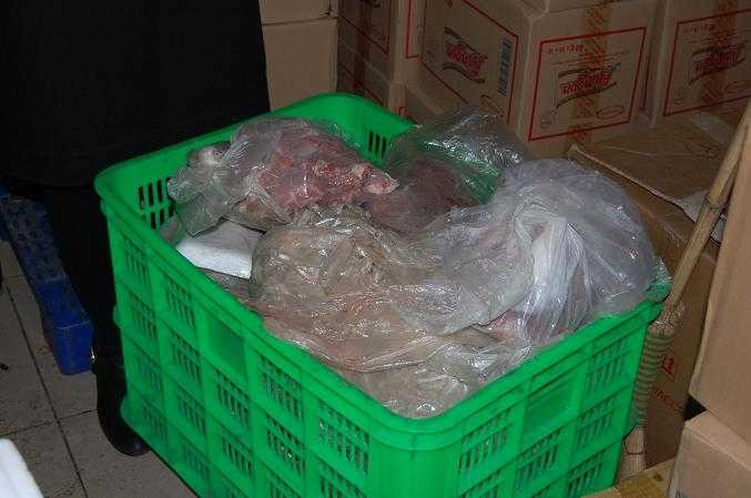 Ghê người thịt thối rữa tại siêu thị ở HN