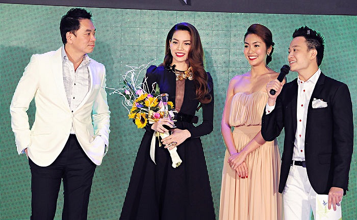 Cô bất ngờ nhận hoa từ tay Benny, người yêu Mai Phương Thúy.