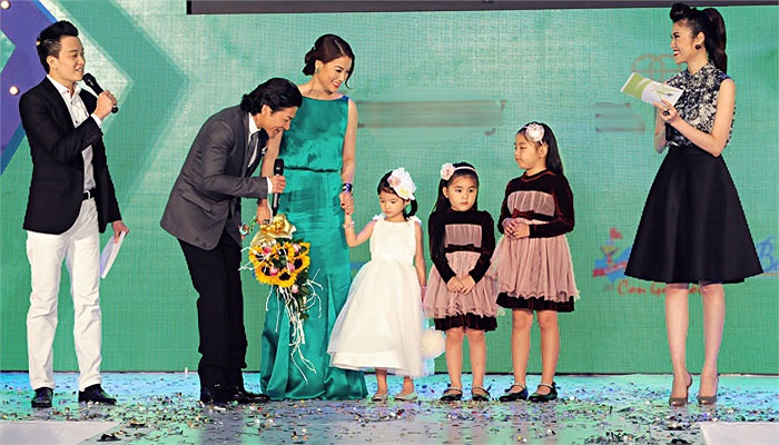 Bảo Tiên nhận phần thưởng.