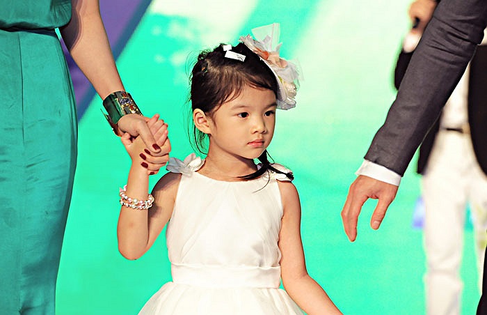 Phát biểu thay con gái, Bảo Sơn chia sẻ, anh rất bất ngờ, thậm chí có phần ngại quá khi giải thưởng liên tục về tay gia đình anh.