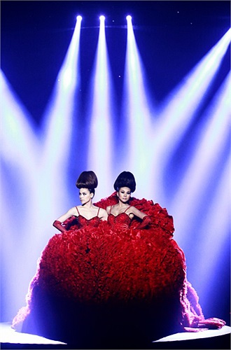 Trăn trở về vẻ đẹp vĩnh hằng, là mong muốn kết nối giữa quá khứ và tương lai để mong tìm thấy bản ngã của cái đẹp, Công Trí mời khán giả bước vào thế giới của Nấm với 2 vedette là Hồ Ngọc Hà và Thanh Hằng.