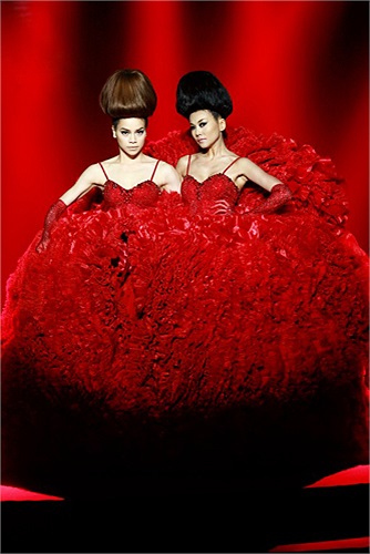 Công Trí chui ra từ chính cây nấm độc khổng lồ nguy hiểm của 2 người đẹp này.