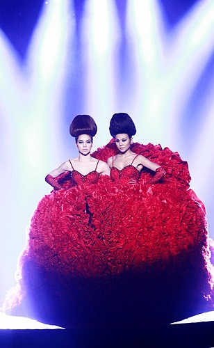 Hình tượng nấm được cách điệu, chuyển hóa thành những chi tiết trên trang phục, theo đó là những bố cục theo cấu trúc đối xứng, hàng lối lập lại, thậm chí tự do và xáo trộn