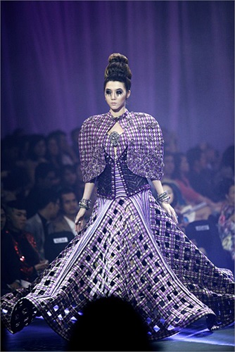 BTS ấn tượng với sự tỉ mỉ trong từng chi tiết, tính truyền thống và kỹ thuật thủ công lâu đời được kết hợp khéo léo để tạo nên những chiếc váy nấm độc đáo, vừa sang trọng vừa quý phái.