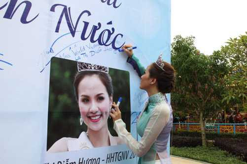 Hà Hồ, Xuân Lan ngoại ngữ kém hay dư luận quá khắt khe?