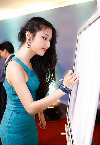 Vì vậy, Diễm My 9X luôn mỉm cười.