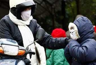 Hà Nội quá lạnh: Học sinh bơ vơ, phụ huynh 'ngẩn người'