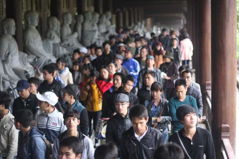 Hàng vạn người khai hội tại ngôi chùa lớn nhất Việt Nam