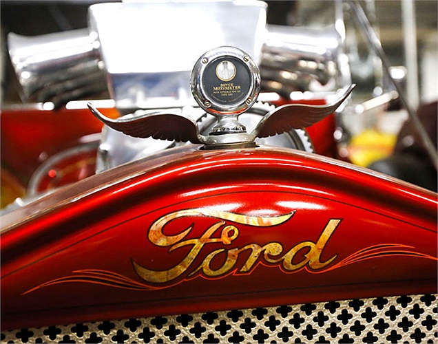 Phần phía trước bóng bẩy và đầy kiêu hãnh của một chiếc Ford màu đỏ. 