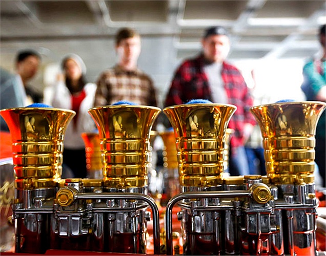 Du khách chăm chú quan sát những chi tiết độc đáo của dàn xe cổ trong tầng hầm bảo tàng Petersen. 