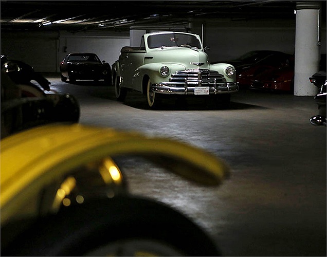 Một chiếc Chevrolet nằm lặng lẽ ở chỗ tranh tối tranh sáng của tầng hầm. 