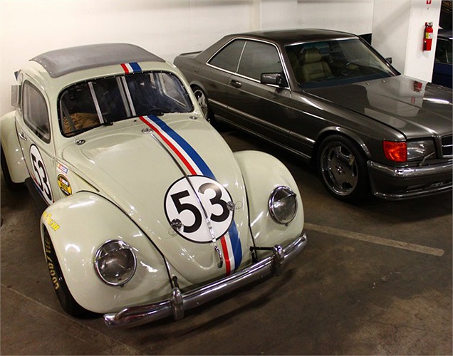 Chiếc Love Bug dễ thương mà Lindsay Lohan lái trong bộ phim Herbie Fully Loaded đỗ cạnh chiếc Mercedes của nam diễn viên John Frankenheimer. 