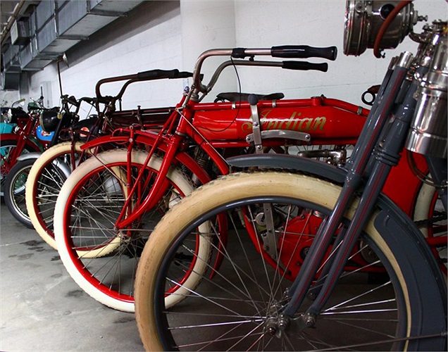 Trong số các ô tô cổ còn có những chiếc xe gắn máy từng được ngôi sao Steve McQueen sử dụng. 