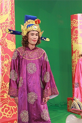 Trên sân khấu Táo quân 2012 do Đài Truyền hình Kỹ thuật số VTC sản xuất.