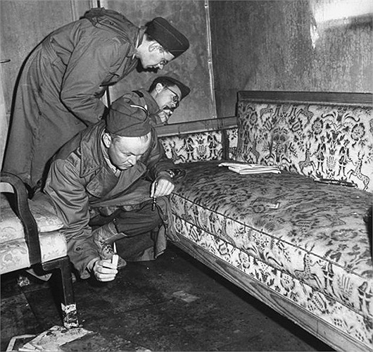 Các phóng viên chiến trường phương Tây và Liên Xô tìm kiếm dấu vết tự sát của vợ chồng Hitler