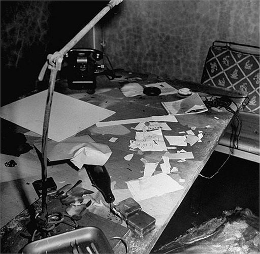 Văn phòng vung vãi giấy tờ, nơi được cho là Hitler và vợ Eva Braun tự sát