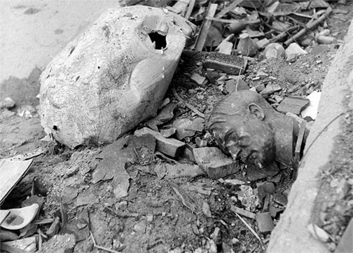 Bức tượng bán thân của Hitler bị đập vỡ tại căn cứ cuối cùng