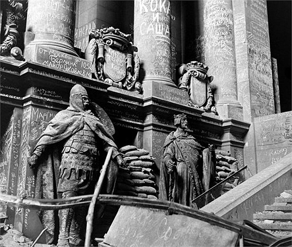 Những chữ viết của binh sĩ quân Đồng minh và Liên Xô tại văn phòng Reichstag của Đức Quốc Xã để thông báo: Tôi đã ở đây, tôi đã sống sót sau cuộc chiến, tôi đã trả thù cho đồng đội...