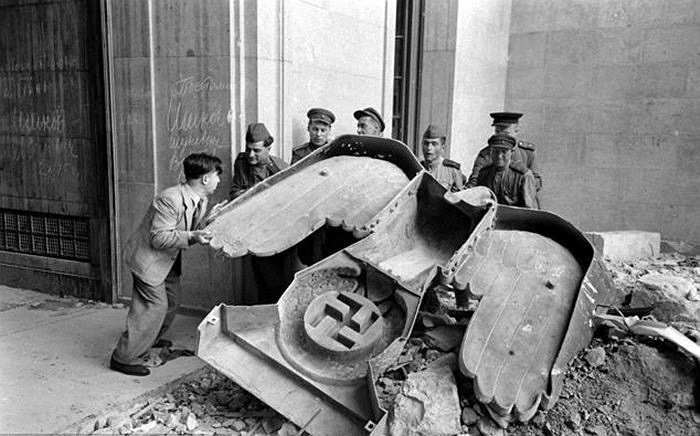 Các binh sĩ Liên Xô đang di chuyển con đại bàng bằng đồng, biểu tượng của Đức Quốc Xã ra khỏi căn cứ