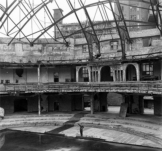 Binh sĩ Mỹ nhạo lại kiểu chào giơ tay của Đức Quốc Xã trong chính căn cứ của họ ở Berlin