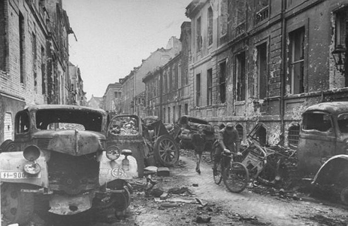 Đường phố Berlin đổ nát sau trận đánh vào hang ổ cuối cùng của Phát xít Đức