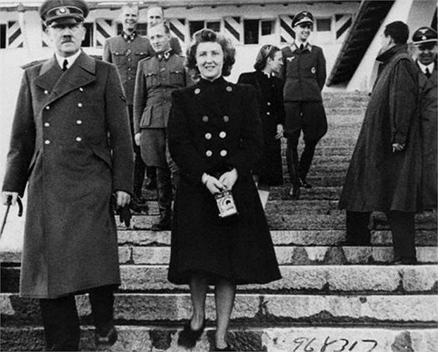 Bức ảnh về Adolf Hitler và Eva Braun trước khi họ tự sát trong hầm ngầm
