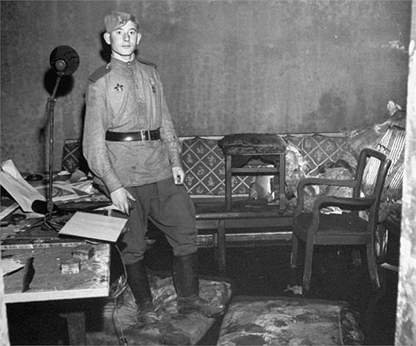 Một binh sĩ Hồng quân Liên Xô bên trong căn cứ cuối cùng của Hitler