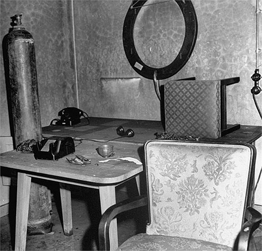 Đây là những bức ảnh được William Vandivert chụp lại, nhiếp ảnh gia phương Tây đầu tiên được phép vào nơi Hitler tự sát sau khi Berlin thất thủ