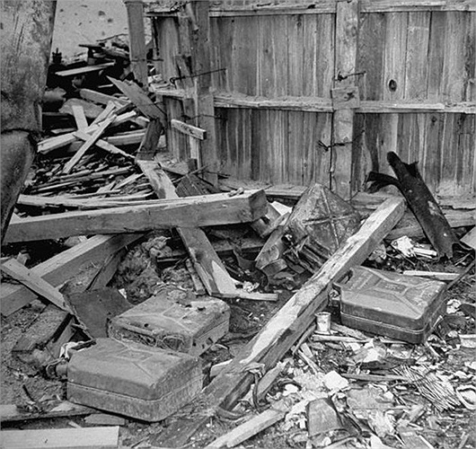 Những vỏ thùng xăng được các sĩ quan SS sử dụng để đốt nơi Hitler và vợ tự sát 