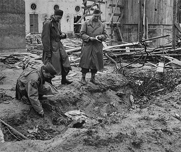 Các phóng viên của tạp chí LIFE đang tìm kiếm các bằng chứng về vụ tự sát của vợ chồng Hitler