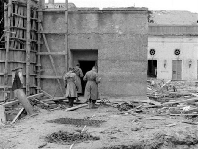 Khu vườn Chancellery Reich, Berlin năm 1945, nơi sinh sống của Hitler trước khi thất thủ trước quân Đồng minh và Liên Xô
