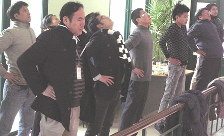 Lúc ngửa cổ lên, chống tay vào hông lẽ ra phải hít vào thì học viên được đề nghị thở ra