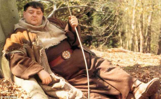 Hình sư thầy dưới gốc cây nghìn tuổi gây sốt trên mạng