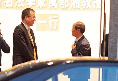 Hoa hậu Châu Á 2011 'bị đối xử như nhân viên hộp đêm'