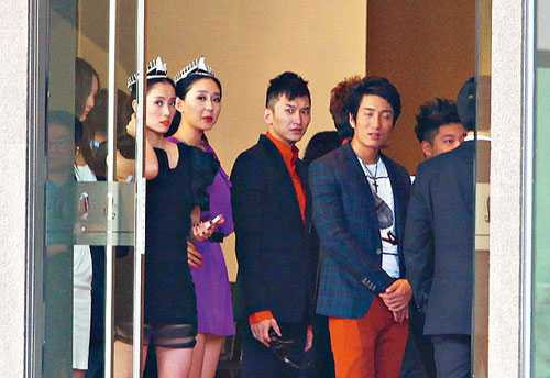 Hoa hậu Châu Á 2011 'bị đối xử như nhân viên hộp đêm'