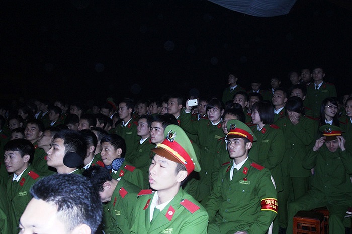 Hàng trăm học viên tới dự trong đêm chung kết.