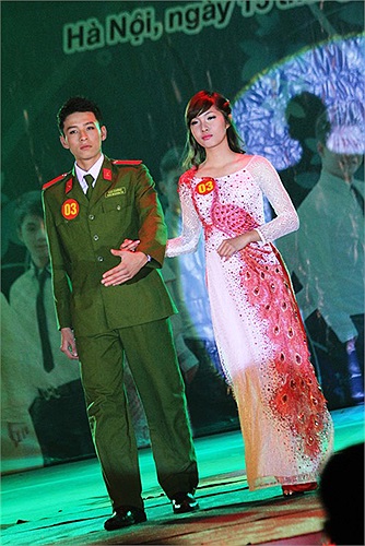 Các cặp đôi trình diễn trang phục truyền thống.